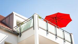 Roter Sonnenschirm auf Balkon