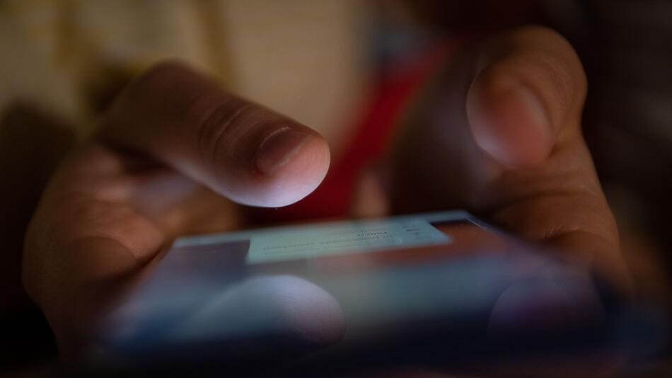 Ein Mann tippt auf einem Smartphone