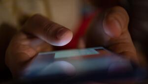 Ein Mann tippt auf einem Smartphone
