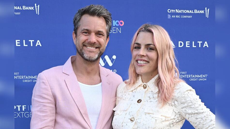 Joshua Jackson und Busy Philipps strahlen in Los Angeles.