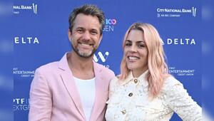 Joshua Jackson und Busy Philipps strahlen in Los Angeles.
