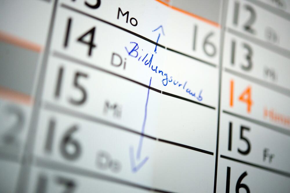 Auf einem Kalender steht "Bildungsurlaub"