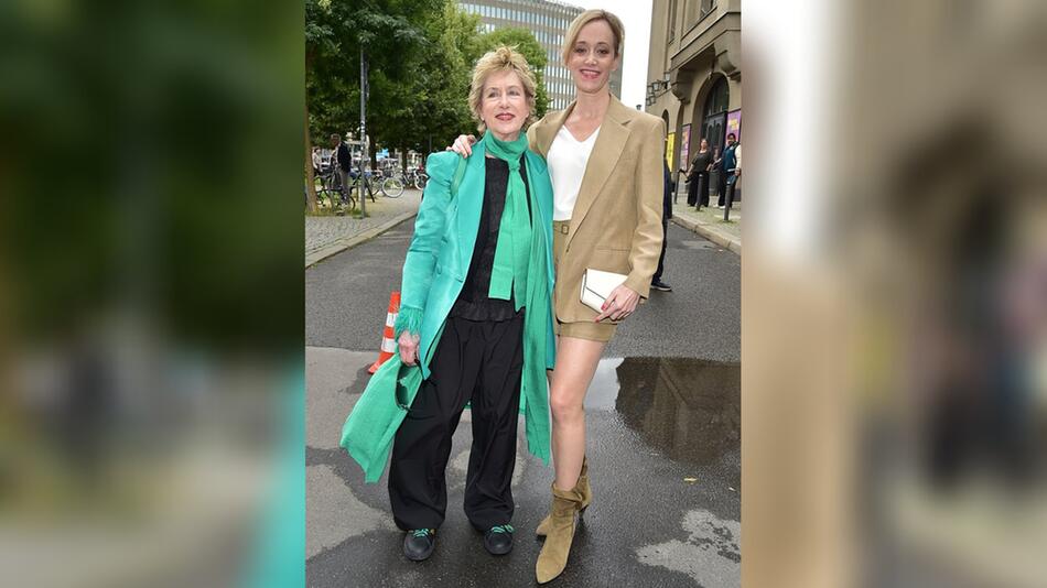 Beatrice (l.) und Judith Richter vor einer Theaterpremiere am Sonntag in Berlin.
