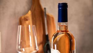 Eine Weinflasche steht neben einem Glas