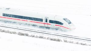 ICE der Deutschen Bahn fährt bei Schnee