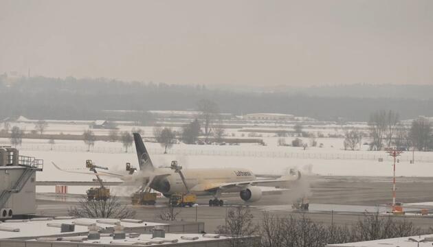 Rund 600 Passagiere übernachten im Flugzeug: Flughafen räumt Fehler ein