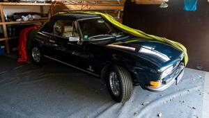 Auto steht in einer Garage