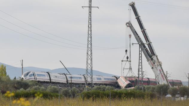 Nach dem Zusammenstoss zweier Züge in Spanien