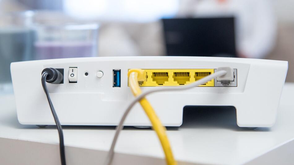 Rückseite eines Routers ist in einer Wohnung zu sehen