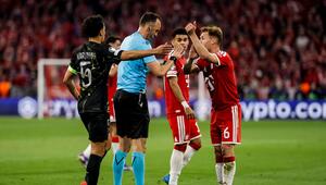 Schiri diskutiert mit Joshua Kimmich