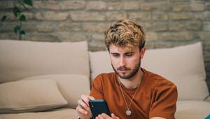 Ein junger Mann bedient sein Smartphone