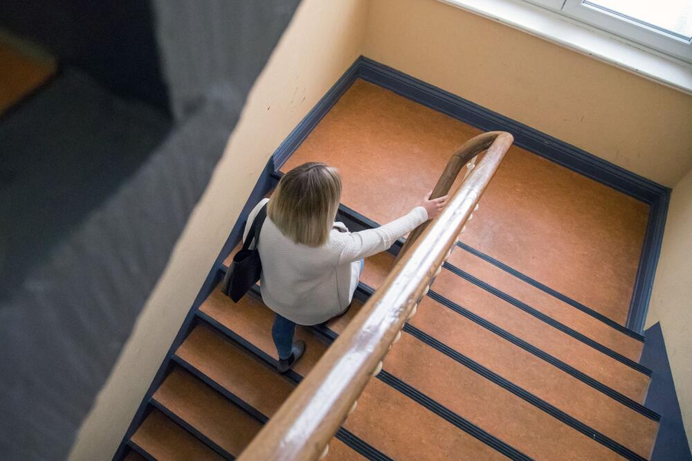 Eine Frau im Treppenhaus