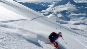 Eine Skifahrerin im Tiefschnee