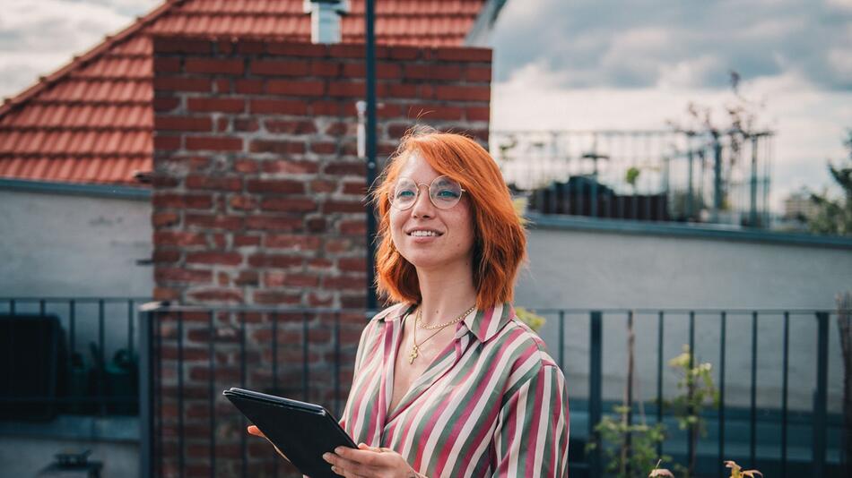 Junge Frau mit Tablet