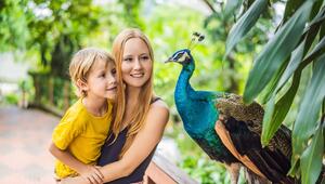 Frau und Kind mit Pfau