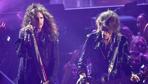 Steven Tyler (li.) musste nach seiner Stimmbandverletzung die Aerosmith-Tour beenden.
