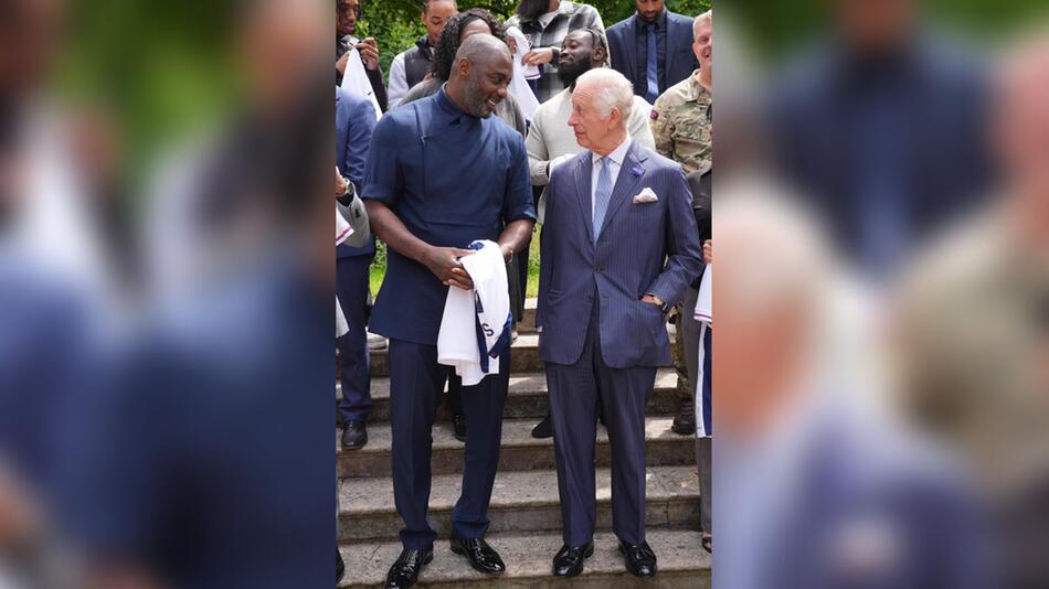 König Charles und Idris Elba im Garten des St. James's Palast.