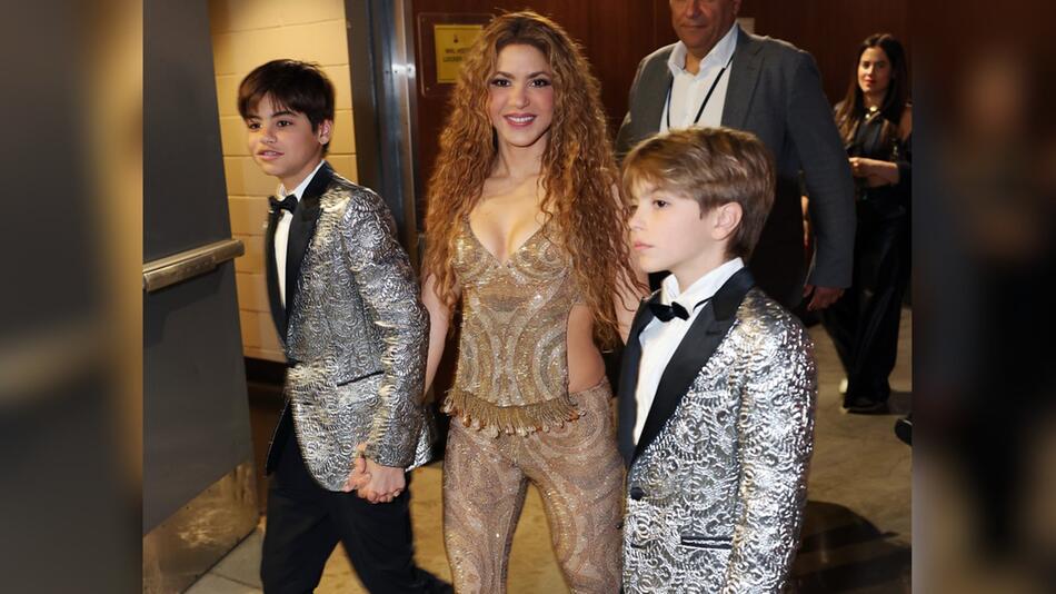 Shakira mit ihren beiden Söhnen bei der Grammy-Verleihung.