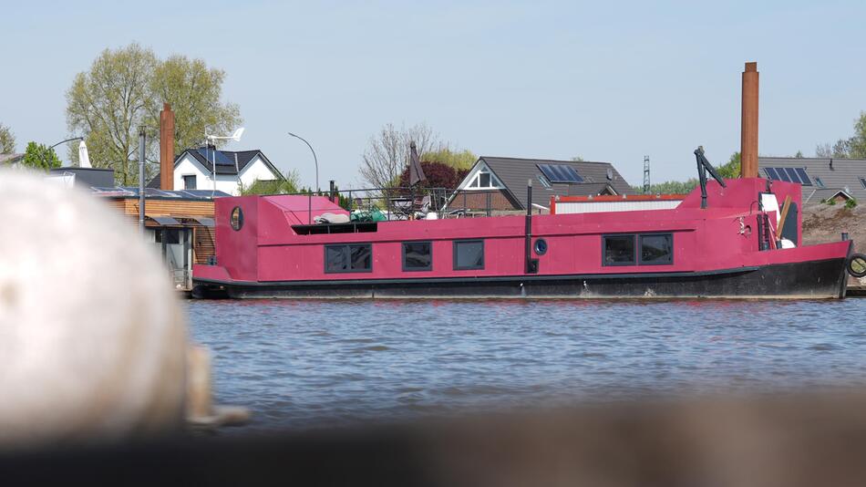 pink-farbenes Hausboot in Hamburg