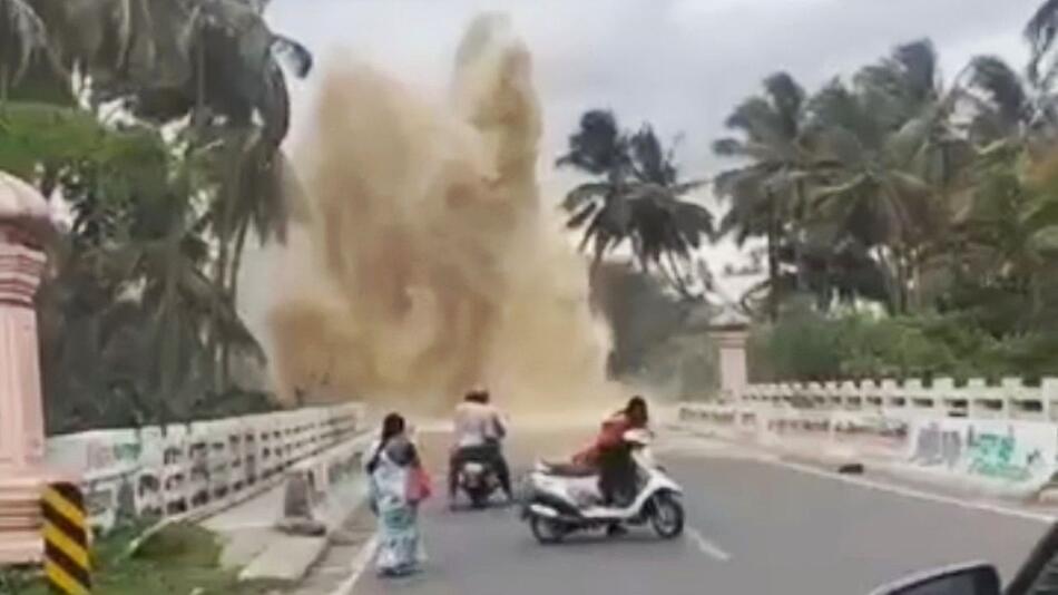 Massiver Rohrbruch – riesige Wasserfontäne legt Verkehr in Indien lahm