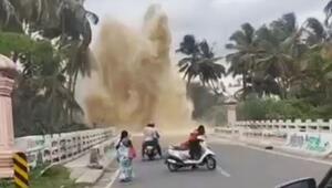 Massiver Rohrbruch – riesige Wasserfontäne legt Verkehr in Indien lahm