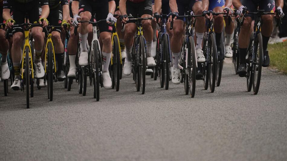 Freche Radsportler kürzen ab und verstecken sich hinter Auto