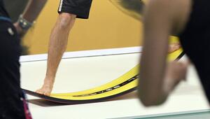 Mann steht auf einem Balance Board