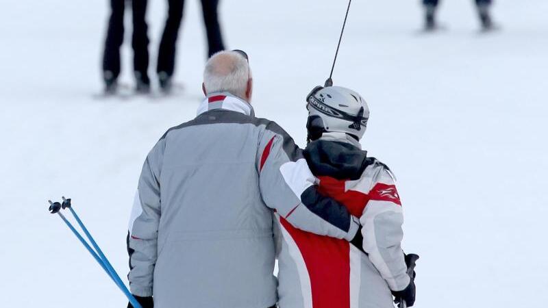 Senioren beim Skifahren