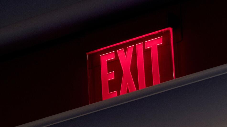 Ein "Exit"-Schild leuchtet rot über einer Tür