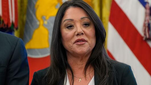 US-Präsident Trump spricht mit Reportern im Oval Office