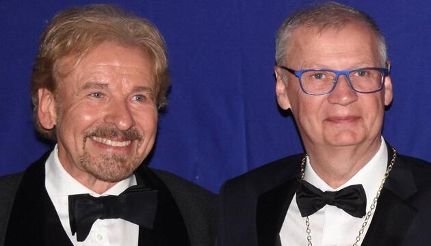 Thomas Gottschalk (l.) gratuliert Günther Jauch zum 70. Geburtstag.