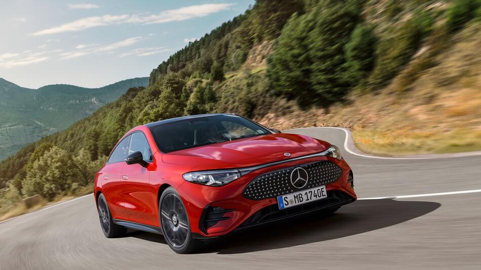 Fahrszene Mercedes-Benz CLA mit EQ Technologie