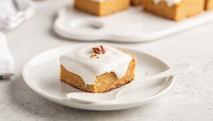 Dieser Karottenkuchen ist herrlich saftig und komplett vegan.