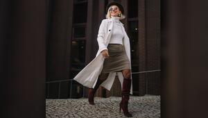 Ein Strickpulli wirkt mit einem Minirock und hohen Stiefeln gleich viel eleganter.