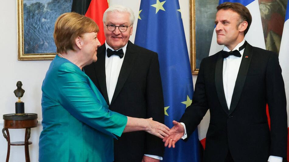 Nachdem sie Bundespräsident Frank-Walter Steinmeier begrüsst hatte, schüttelte Angela Merkel ...