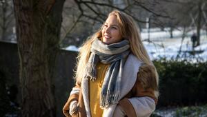 Frau geht im Park spazieren