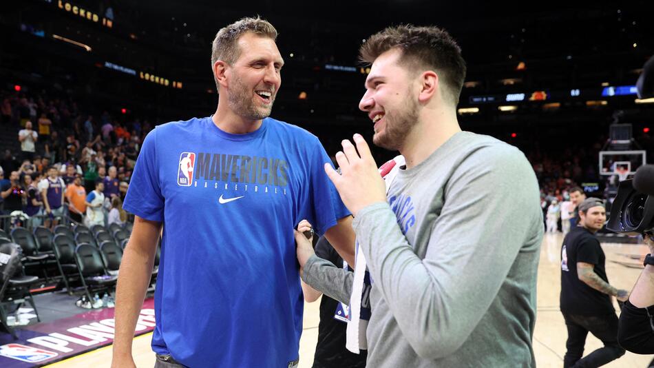 Dirk Nowitzki im Gespräch mit Luka Doncic