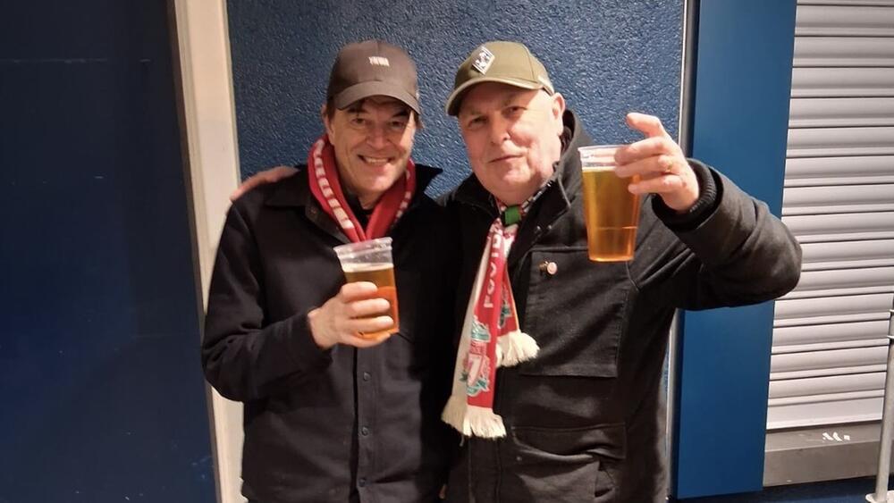 Campino von den Toten Hosen und Liverpool-Edelfan Graham Agg feiern die Meisterschaft 2025.