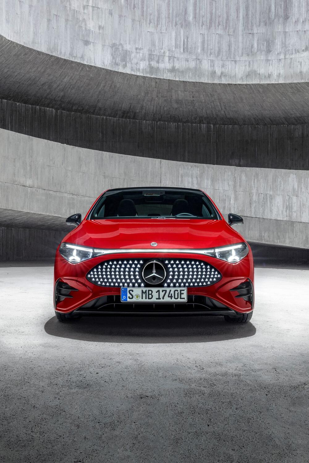 Frontansicht Mercedes-Benz CLA mit EQ Technologie
