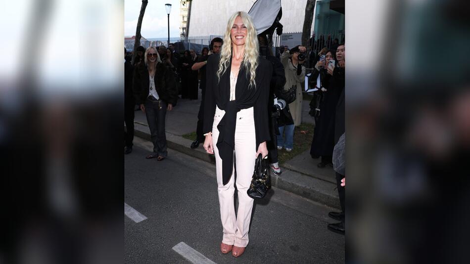 Claudia Schiffer bei ihrem Besuch der Paris Fashion Week.