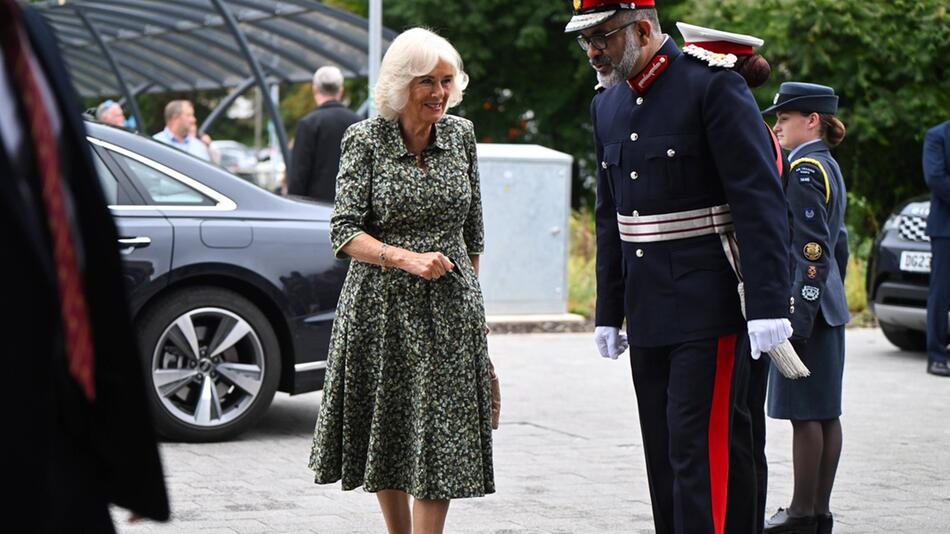 Königin Camilla wird zu ihrem Besuch in Bath empfangen.