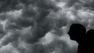 Ein Mann steht unter einem stürmischen Himmel