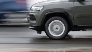 Ein Auto fährt auf einer Strasse