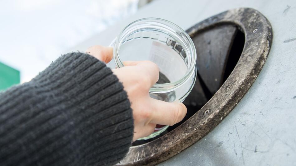 Weiss oder Grün? Glas in die richtige Tonne entsorgen