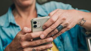 Eine Frau bedient ihr Smartphone