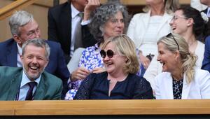 König Frederik X. (l.) und Herzogin Sophie (r.) in der Royal Box in Wimbledon.