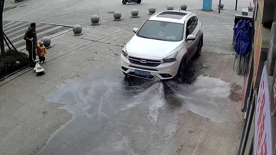 Hydrant in China: Gefahr auf dem Fussweg