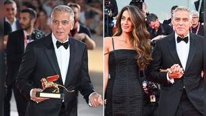 George Clooney posierte mit seinem Goldenen Löwen und mit Ehefrau Amal für die Fotografen in ...