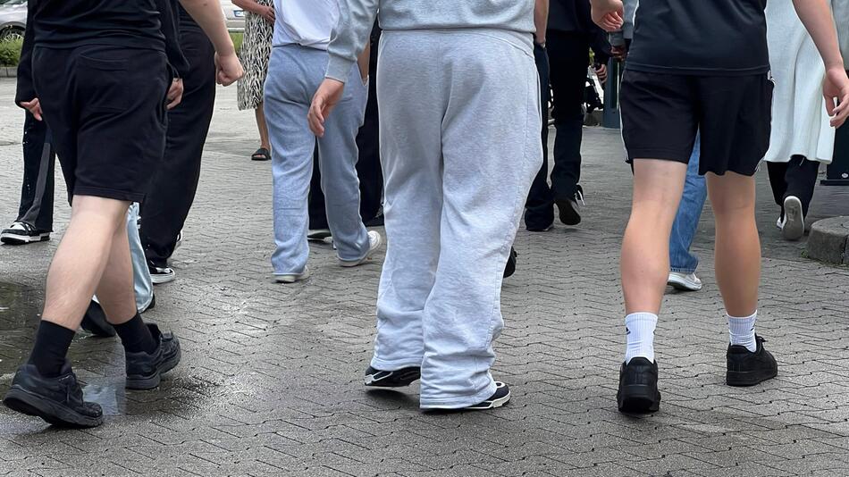 Symbolbild Alltagskleidungsstil der Heranwachsenden mit Jogginhosen und Sneaker