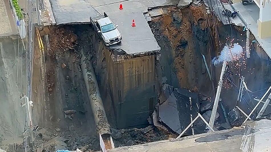 Strasse stürzt ein: Gigantisches Senkloch öffnet sich vor Krankenhaus in Bangkok